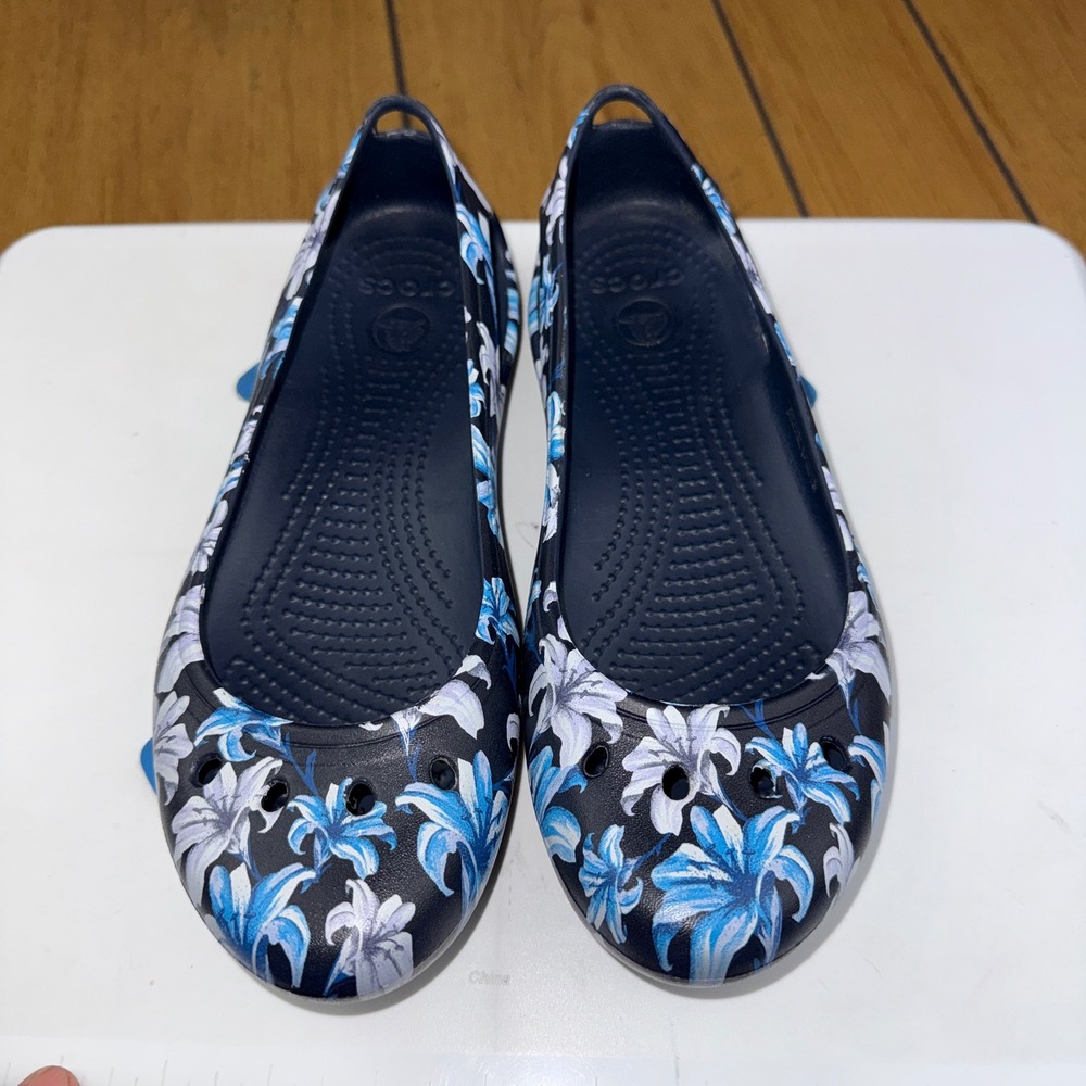 Crocs Kadee Floral Flats Navy Blue White Lily Print Slip On Shoes Womens 7 - Picture 10 of 15